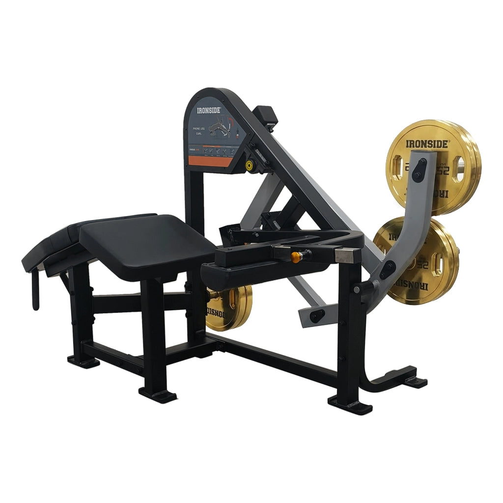 Prone Leg Curl con ajuste de resistencia, estructura estable y Smart Strength Technology para entrenar isquiotibiales con precisión y control técnico avanzado.