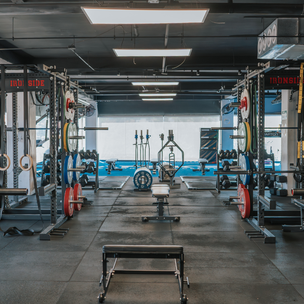 Equipamiento de fuerza y cardio para gimnasio comercial IRONSIDE en Chile