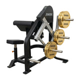 Arm Curl plate loaded con ajuste preciso, eje de rotación marcado y resistencia modulable para un trabajo de bíceps seguro, estable y adaptable al entrenamiento.