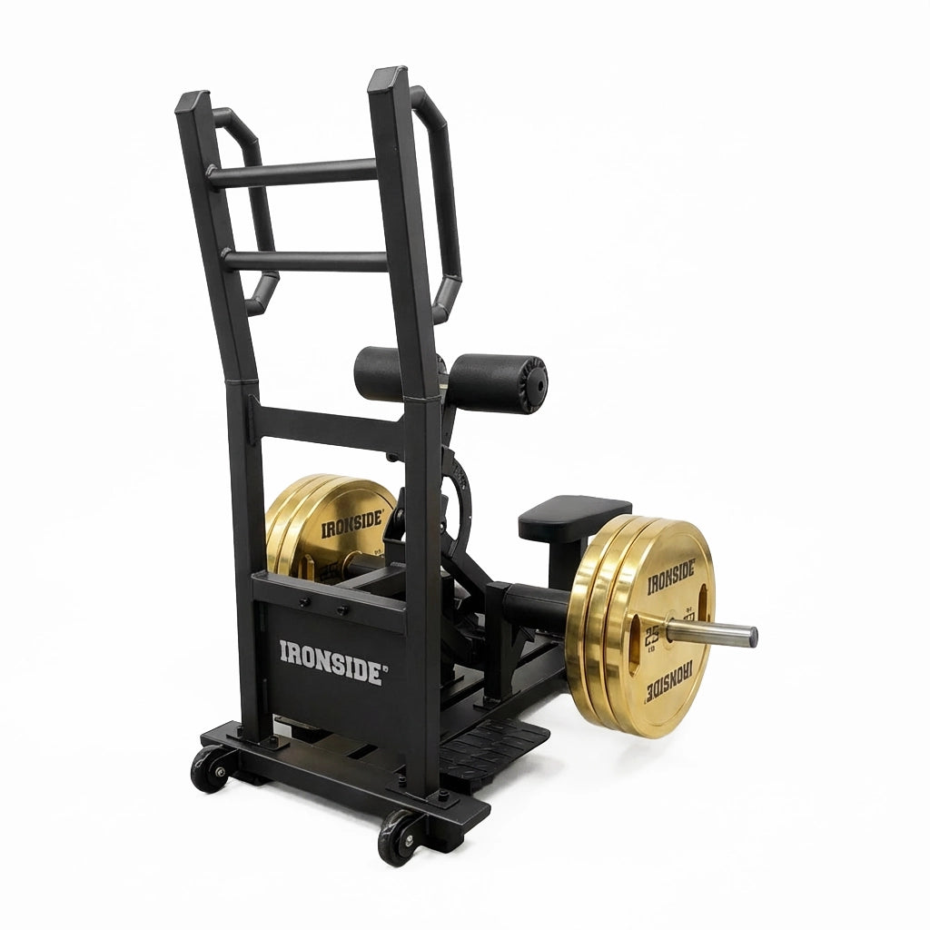 Standing Hip Thruster para entrenar glúteos con soporte estable, trayectoria controlada y carga progresiva. Ideal para fuerza, técnica y uso comercial intensivo
